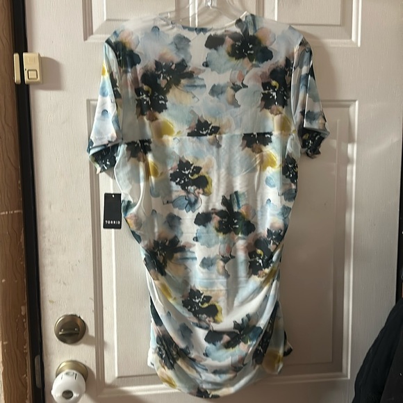 TORRID Stretch Mesh Crew Neck Ruched Top: MULTI FLORAL PRINT: NWT: SIZE 1 - Picture 5 of 5